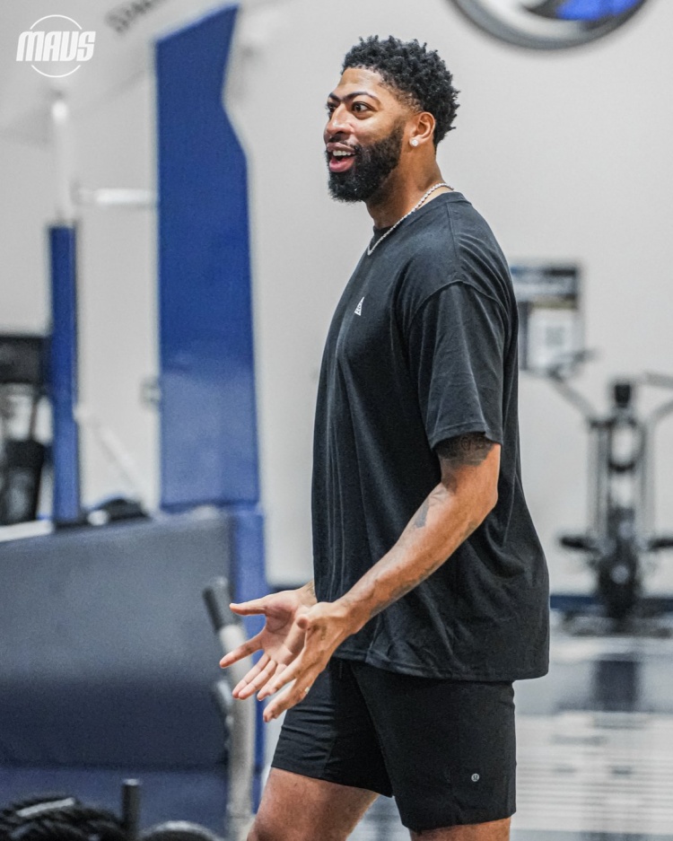 独行侠发布新赛季训练照：安东尼-戴维斯率众将积极备战