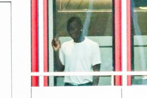 开云平台-认得出杰哥吗图片报：杰克逊与经纪人现身塞贝纳大街