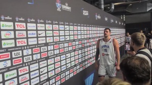 开云入口-爆冷无缘8强！约基奇一脸落寞走过采访区