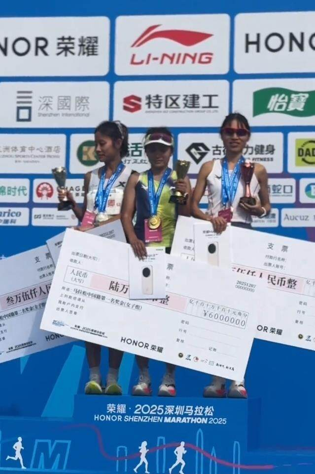 “最快女护士”张水华深圳马拉松再登领奖台，近50天5次参赛，获得超20万元奖金