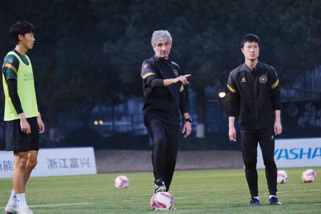 开云APP-浙江队全力“补课”:瞄准本土外援 姚均晟随队训练 开云APP-浙江队全力“补课”:瞄准本土外援 姚均晟随队训练