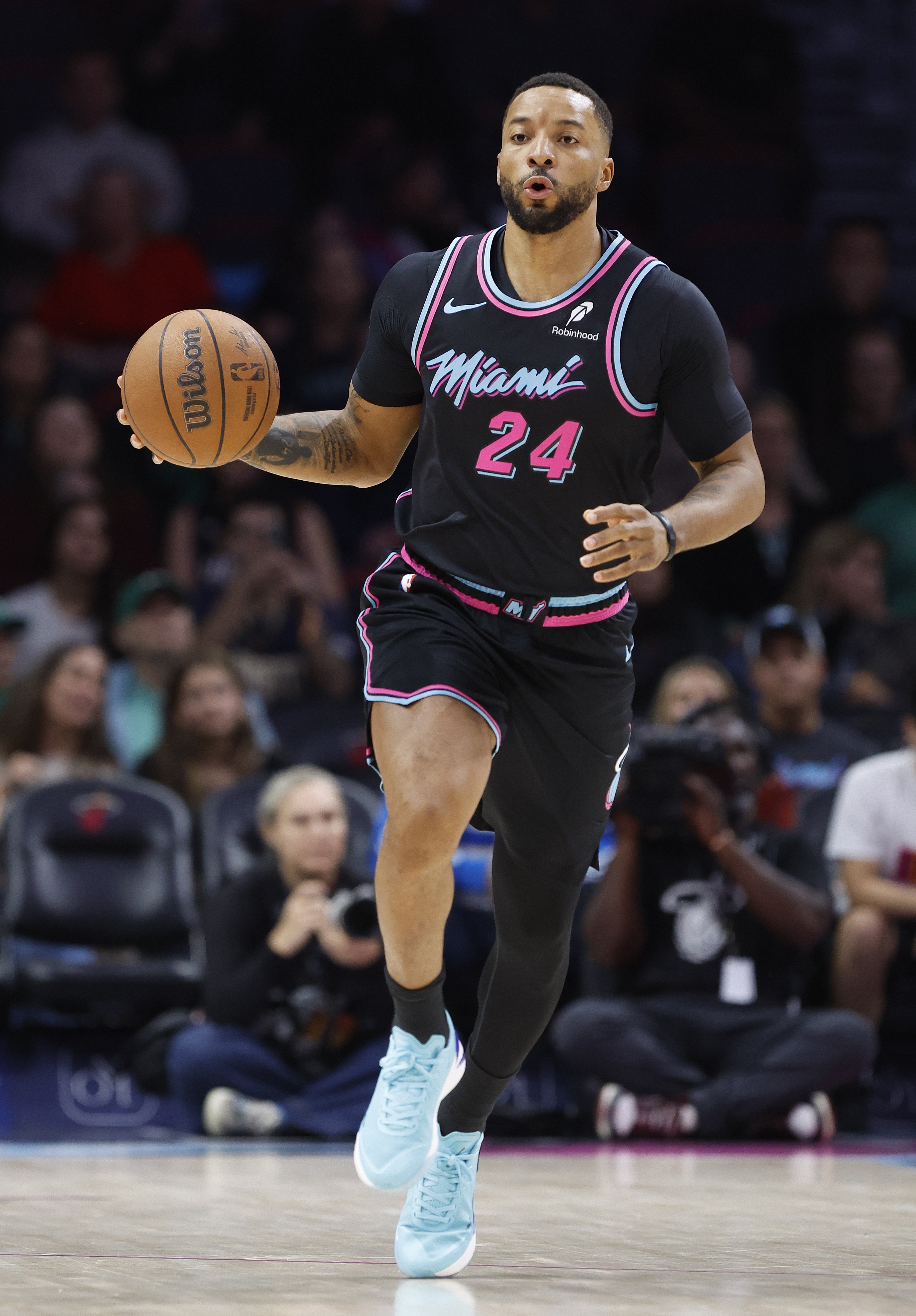 明天热火迎战马刺 鲍威尔出战成疑 维金斯&哈克斯大概率出战 明天热火迎战马刺 鲍威尔出战成疑 维金斯&哈克斯大概率出战